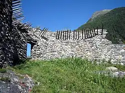 Umfassungsmauer von aussen