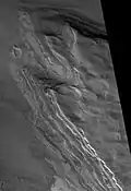 Stromlinienförmige Objekte auf dem Talboden von Chasma Boreale, HiRISE-Aufnahme