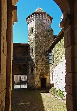 Schlosseingang mit Turm