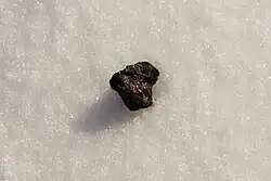 Meteoriten-Fundstück der Uralischen Föderalen Universität Ural, gefunden am Tschebarkulsee in der Nähe des Meteor-Einschlags