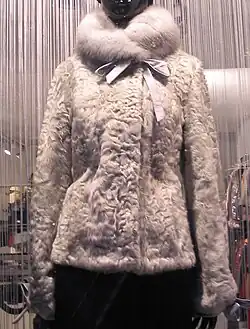 Chekiang-Lamm-Jacke mit Kragen aus Blaufuchsfell (2010)