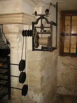 Gewichtsgetriebenes historisches Uhrwerk für Bratenwender auf Schloss Chenonceau