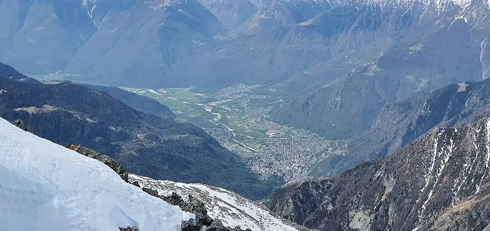 Blick auf das 2774&nbsp;m tiefer gelegene Chiavenna