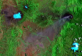 Satellitenbild mit Chimborazo (Mitte links), Tungurahua (Mitte rechts, mit Rauchwolke) und Altar (Unten rechts).