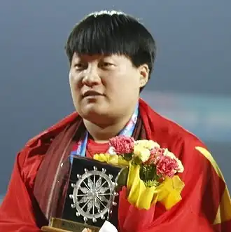 Guo Tianqian – hier mit ihrer Silbermedaille von den Asienspielen 2017 – schied mit 17,10&nbsp;m in der Qualifikation&nbsp;aus
