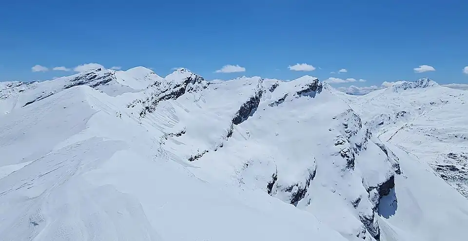 Ansicht vom Grosshorn auf (v.&nbsp;l.&nbsp;n.&nbsp;r.) Chlin Hüreli, Tscheischhorn, Cima di Camutsch und Chlin Horn.