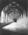 Kreuzgang im Kloster Bebenhausen (Albuminpapier, ca. 1870)