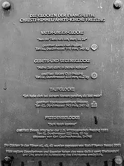 Tafel am Turm mit den Infos zu den Glocken