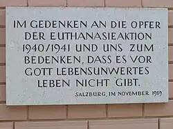 Gedenktafel an der Anstaltskirche der Christian-Doppler Klinik