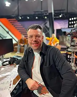 Fußball-Kommentator Christian Straßburger im TV-Studio.