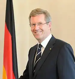 Christian Wulff wird nach dem Rücktritt Horst Köhlers zum neuen deutschen Bundespräsidenten gewählt.