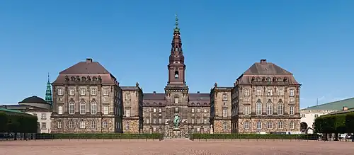 Schloss Christiansborg, Sitz der Legislative, Exekutive und Judikative