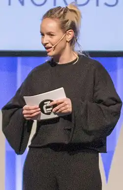 Foto einer blonden Frau auf einer Bühne