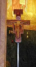 Vortragekreuz in der Apsis; verkleinerte Kopie des Kreuzes von San Damino