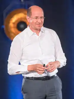 Christof E. Ehrhart bei einer Veranstaltung auf einer Bühne