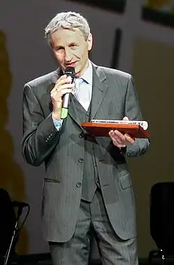 Christoph Hempel nimmt den Preis für das Institut zur Früh-Förderung musikalisch Hochbegabter in Empfang