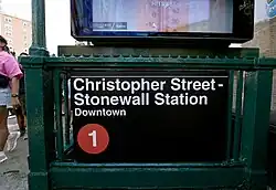 Christopher Street–Stonewall Station, New York: Station im Gay Village; der Name verweist u.&nbsp;a. auf das Stonewall Inn und die nach ihm benannten Stonewall-Unruhen