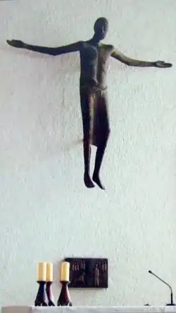 Christusfigur und Tabernakel aus Bronze von Erich Stadler in der Pfarrkirche St. Christophorus in Nonnenhorn