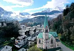 links: Auffahrt Christuskirche; rechts: mit Blick nach Süden zur Watzmanngruppe
