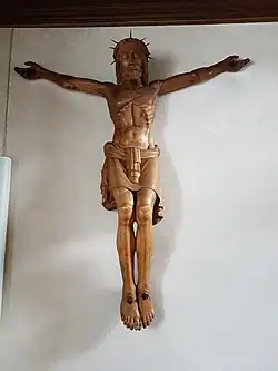 Kreuz an linker Seitenwand neben Kanzel