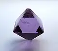 Derselbe Kristall mit Sicht auf die Dreiecksflächen …