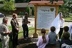 Kommunalpolitiker enthüllen die Ortschronik an der Hauptstraße