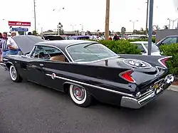 Modisches Element der 1950er und 1960er Jahre: Heckflossen, hier am Chrysler 300F (1960)