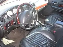 Innenraum mit Holzlenkrad und „Waterfall“-Sitzen