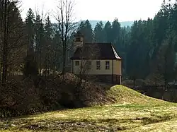 Die Kirche von Zwickgabel im Mündungswinkel der Täler von Langenbach und Schönmünz
