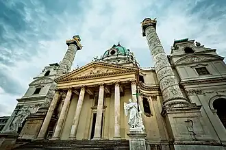 Karlskirche, 1715 Portale, Sockel