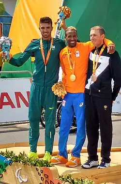 Daniel Abraham Gebru (M.) bei der Siegerehrung der Sommer-Paralympics in Rio (2016), mit Lauro César Chaman (l.) und Andrea Tarlao