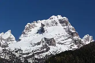 Die Westseite des Cima-Brenta-Massivs mit der Bocca di Tuckett, Punta Massari, den Torri di Kiene, westliche Cima del Brenta (3107&nbsp;m&nbsp;s.l.m.), Punte di Campiglio (2969&nbsp;m&nbsp;s.l.m., scheinbar höchster Punkt am Bild) und der Cima degli Armi (von links nach rechts). Der Hauptgipfel ist vom Westgipfel verdeckt.