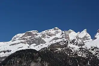 Die Westseite des Grostè-Massivs, eingegrenzt vom Passo del Grostè (links) und der Bocca del Tuckett (rechts)