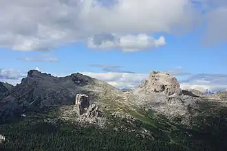Die Cinque Torri (Mitte, vorne) mit Ra Gusela und Nuvolau (links) und Averau (rechts).