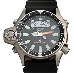 Taucheruhr, bei der die fürs Tauchen wichtigen Minuten-Zahlen auf der Lünette dargestellt sind, während das Zifferblatt nur zwölf große Index-Marker aufweist