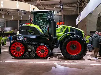 Claas Axion mit Gleiskettenlaufwerk anstatt Hinterrädern