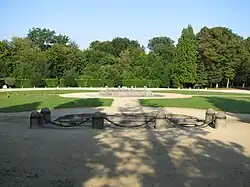 Blick auf die Gedenktafel in der Mitte des Platzes und auf den gegenüberliegenden Standort des deutschen Delegationwaggons