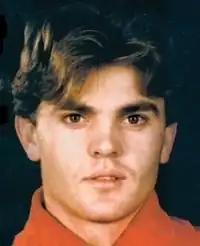 Marin schaut frontal in die Kamera, er trägt eine rote Trainingsjacke.