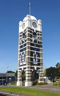 Blick auf den Turm von Westen