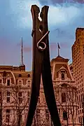 Wäscheklammer-Skulptur von Claes Oldenburg, Centre Square, Philadelphia, USA[13]