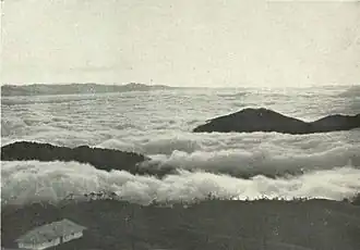 Blick auf die wolkenverhangenen Berggipfel um Phalut im Jahr 1905