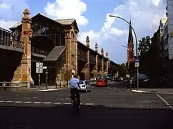 Bülowstraße mit dem gleichnamigen Hochbahnhof und der Lutherkirche im Hintergrund