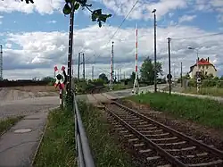 Blick auf den Bahnübergang Rosa-Luxemburg-Straße in Richtung Berlin