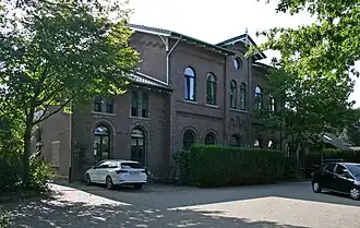 Empfangsgebäude, Straßenseite (2020).