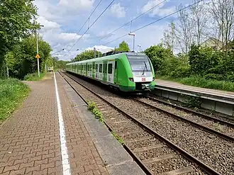 Bahnsteige mit ausfahrendem Zug der Linie S4 (2024)
