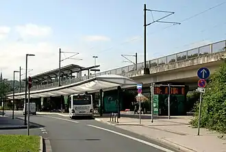 Bahnsteig mit Busbahnhof, 2024