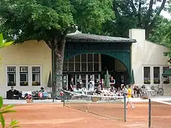 Ehem. Radfahrklub der Hof- und Staatsbeamten, Rustenschacherallee 7, 1898 gestaltet von Joseph M. Olbrich; von Doderer (siehe weiter unten) als Bicycle Club erwähnt