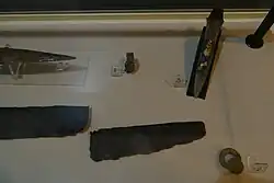 Ein Dolch, ein Ring und Spitzen von Schwertern