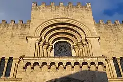 Bogenfries und Fenster der Westfassade