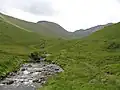 Blick aus dem nördlich liegenden Coire nan Gall zum Sgùrr nan Coireachan (links)